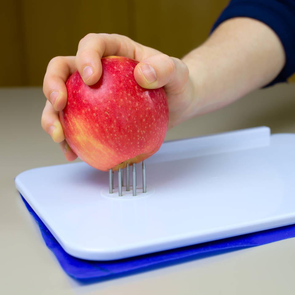 Apfel einhändig schälen